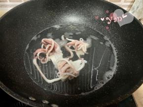 干鱿鱼须泡软后放锅里，加点盐和料酒，煮1分钟捞起沥干水，然后切粒。