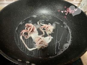 干鱿鱼须泡软后放锅里，加点盐和料酒，煮1分钟捞起沥干水，然后切粒。