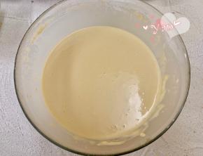 搅拌均匀，面糊过筛，口感会更细腻，盖上保鲜膜静置半小时。