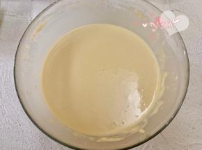 搅拌均匀，面糊过筛，口感会更细腻，盖上保鲜膜静置半小时。
