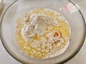 章鱼烧预拌粉倒入鸡蛋和水。没有预拌粉的用方法2。