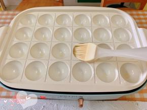 章鱼烧烤盘中火预热五分钟，然后转低火，刷一层油。