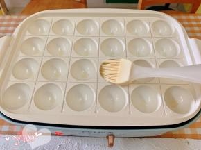 章鱼烧烤盘中火预热五分钟，然后转低火，刷一层油。