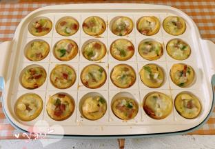 慢慢煎熟，然后用小叉子或牙签给它翻面。不够的地方再添上一些面糊，这样滚着滚着，小丸子就会越滚越圆，渐渐成形。