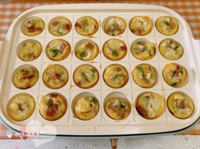 慢慢煎熟，然后用小叉子或牙签给它翻面。不够的地方再添上一些面糊，这样滚着滚着，小丸子就会越滚越圆，渐渐成形。