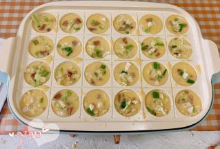 放入材料，我放了鱿鱼、包菜、葱花、午餐肉、马苏里拉芝士碎。