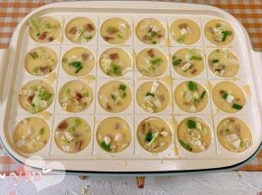 放入材料，我放了鱿鱼、包菜、葱花、午餐肉、马苏里拉芝士碎。