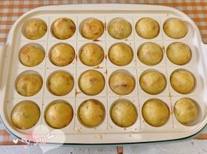 继续翻面煎至金黄色即可。