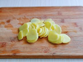 土豆去皮洗干净，切片，之后放入器具中，加入纯净水，少许盐泡上，避免氧化。