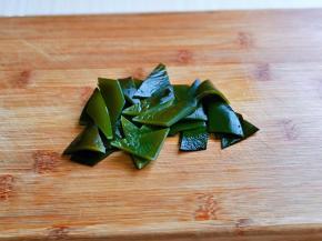 海带提前泡发，再切小块。