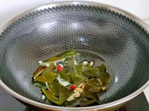 起油锅，加入蒜末炒香，辣椒炒香，再加入海带块。