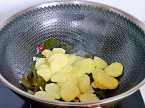 再加入土豆片翻炒。