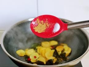 按个人口味加入盐，十三香翻炒均匀。