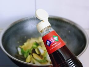 最后滴入米醋，量可以根据个人喜好来。