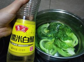 最好选用不锈钢锅。加入适量的水，水能没过菜即可，加入盐，最好尝一下，跟我们平时炒菜的咸度就可以了。放入芥菜，大约煮一分钟后关火，给菜断生不能煮太久会煮熟。现在的天气有点凉，加点米醋有助于发酵，这个没有固定分量，喜欢酸一点就多放一点。