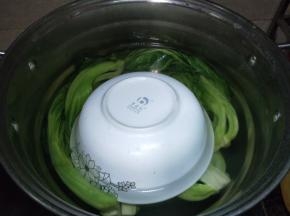 拿一个干净无油的容器把菜压在水里面