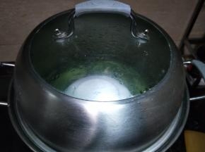 盖上锅盖，12个小时之后揭盖。一般我都是晚上做，第二天用。