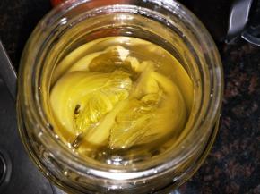 这时候已经闻到很大的酸味了，可以食用了，剩下的可以用一个不锈钢容器密封好。因为醋会腐蚀不锈钢，有条件的用一个玻璃瓶