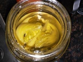这时候已经闻到很大的酸味了，可以食用了，剩下的可以用一个不锈钢容器密封好。因为醋会腐蚀不锈钢，有条件的用一个玻璃瓶