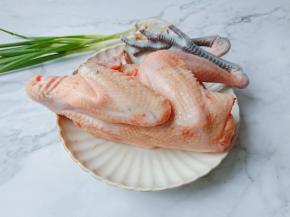 烤鸡选择小一点的会更加入味。