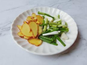 葱姜切成片备用。