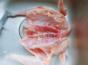 把鸡里里外外清洗干净，去除杂质。