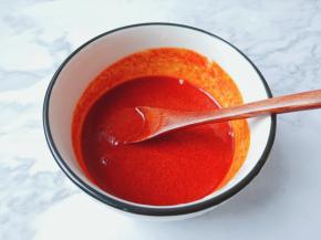 再加一点点清水，粘稠度根据自己的喜欢来。