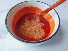 用勺子搅拌一下。