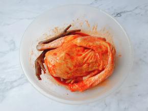 把鸡放入大盘子，葱姜放人鸡肚子里，调味料里里外外把鸡裹上一层。