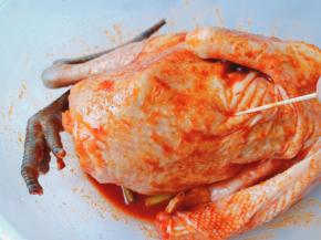 用牙签在鸡的表皮扎一下，多扎一些洞，便于腌制时入味。