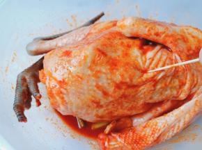 用牙签在鸡的表皮扎一下，多扎一些洞，便于腌制时入味。