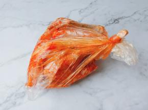 把鸡放入保鲜袋，放冰箱冷藏腌制12小时。