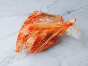 把鸡放入保鲜袋，放冰箱冷藏腌制12小时。