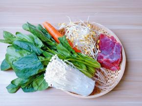 蔬菜选择有嚼劲的，比如豆芽，金针菇等……