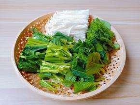 菠菜与金针菇分别切段。