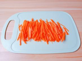 萝卜削皮切成细丝。