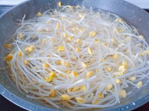 锅里水开下豆芽焯熟。