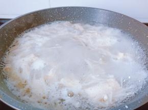 下金针菇焯熟了。