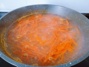 胡萝卜焯熟捞出。