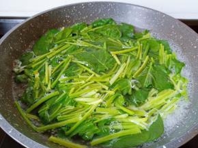 菠菜焯熟去除叶酸。