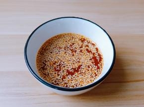 调一个料汁【生抽两勺，雪碧三勺，芝麻油两勺，芝麻一勺，两勺辣椒酱】