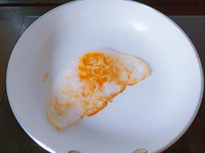 鸡蛋煎一下，两面微黄起锅。
