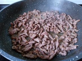 炒到牛肉丝变色。