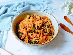 把调料汁与配菜米饭拌均匀。