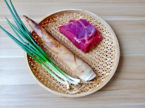 经验丰富美厨娘都知道竹笋虽然是一年四季都有，但是唯雷笋的味道最为鲜美。