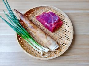 经验丰富美厨娘都知道竹笋虽然是一年四季都有，但是唯雷笋的味道最为鲜美。