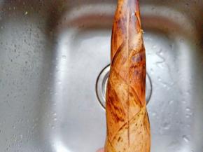 用刀在雷笋中间划一下。