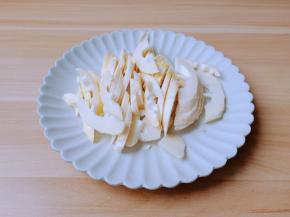 将笋对半切开再切薄片。