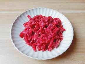 牛肉顺着纹路横着切细丝。