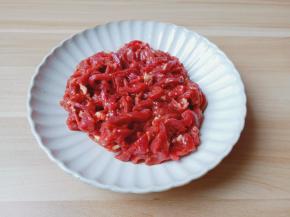 将调味料均匀地揉进牛肉丝里，腌制十分钟。下锅炒之前加芝麻油1勺可以使肉质滑嫩，炒时不会粘。